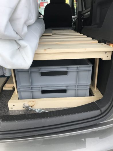 VW Touran Mini Camper Ausbau 2019 – Ein Holzbett für zwei Personen